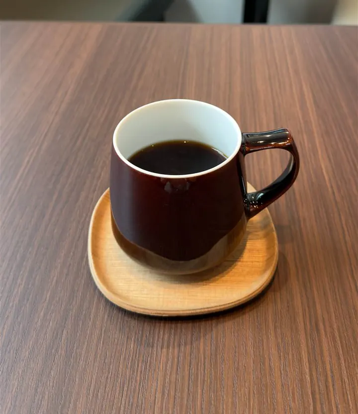 木のソーサーにのったコーヒー