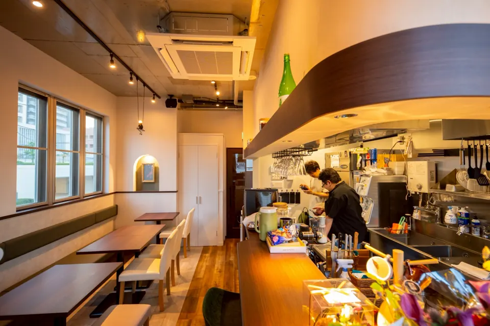 カウンター越しに見える店内とキッチン