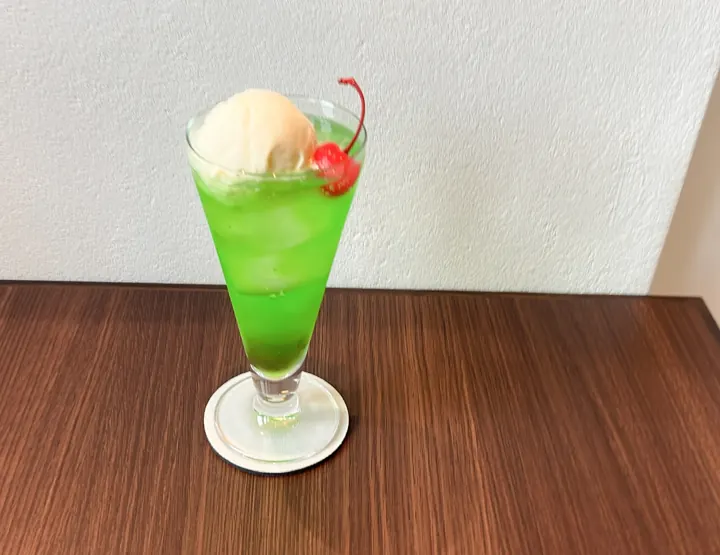 アイスがのったメロンクリームソーダ