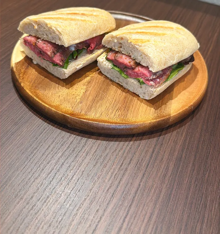 木のプレートにのったパニーニ