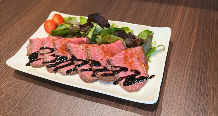 サラダを添えたローストビーフ