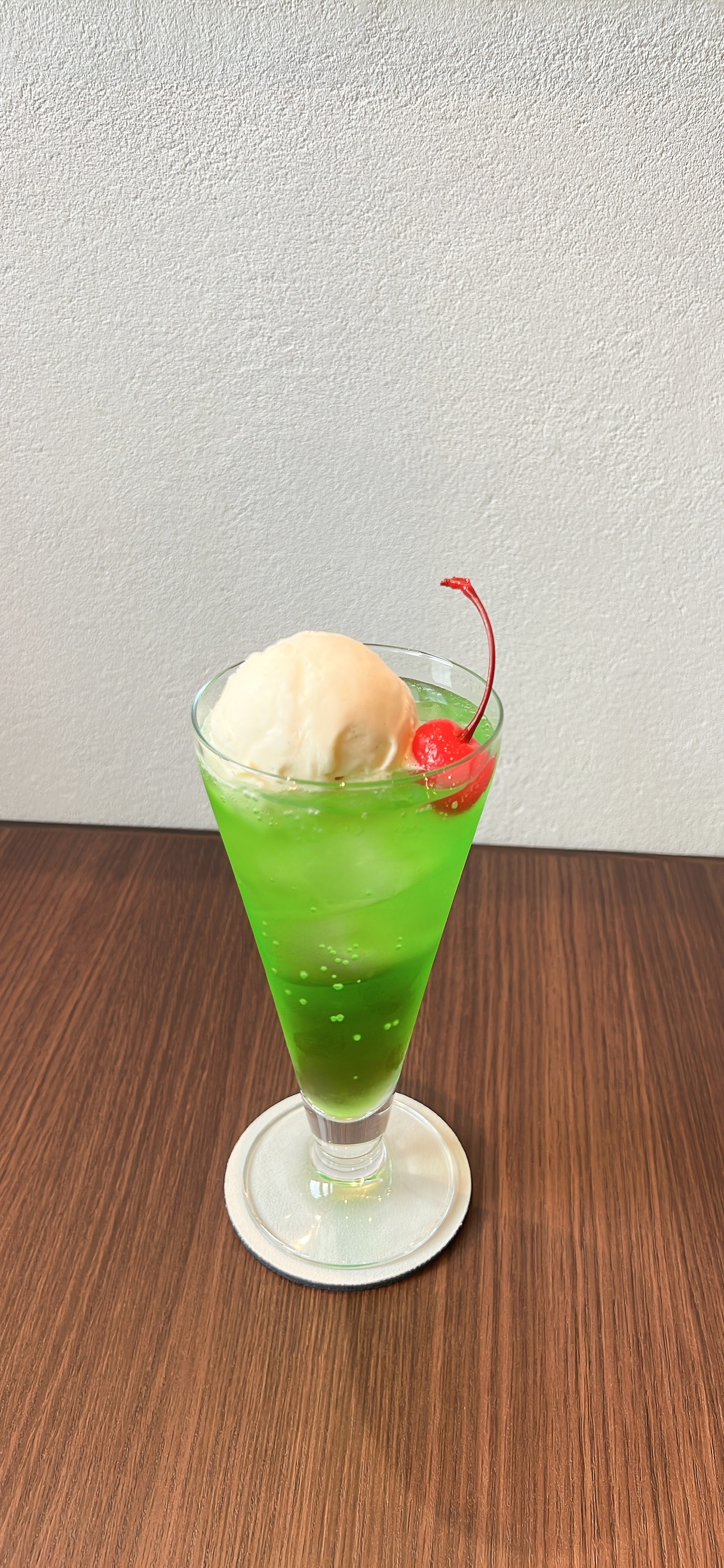 バニラアイスがのったメロンクリームソーダ