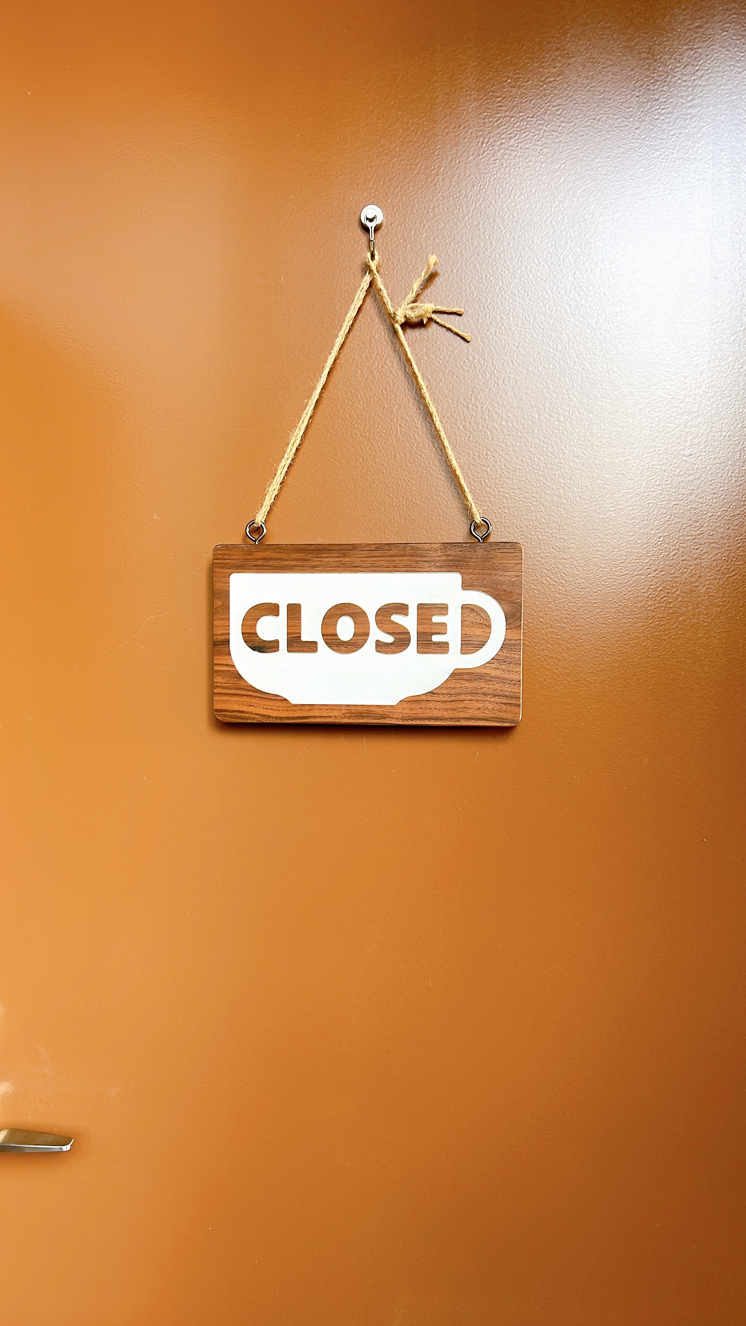 店内カウンター越しの備品ディスプレイ