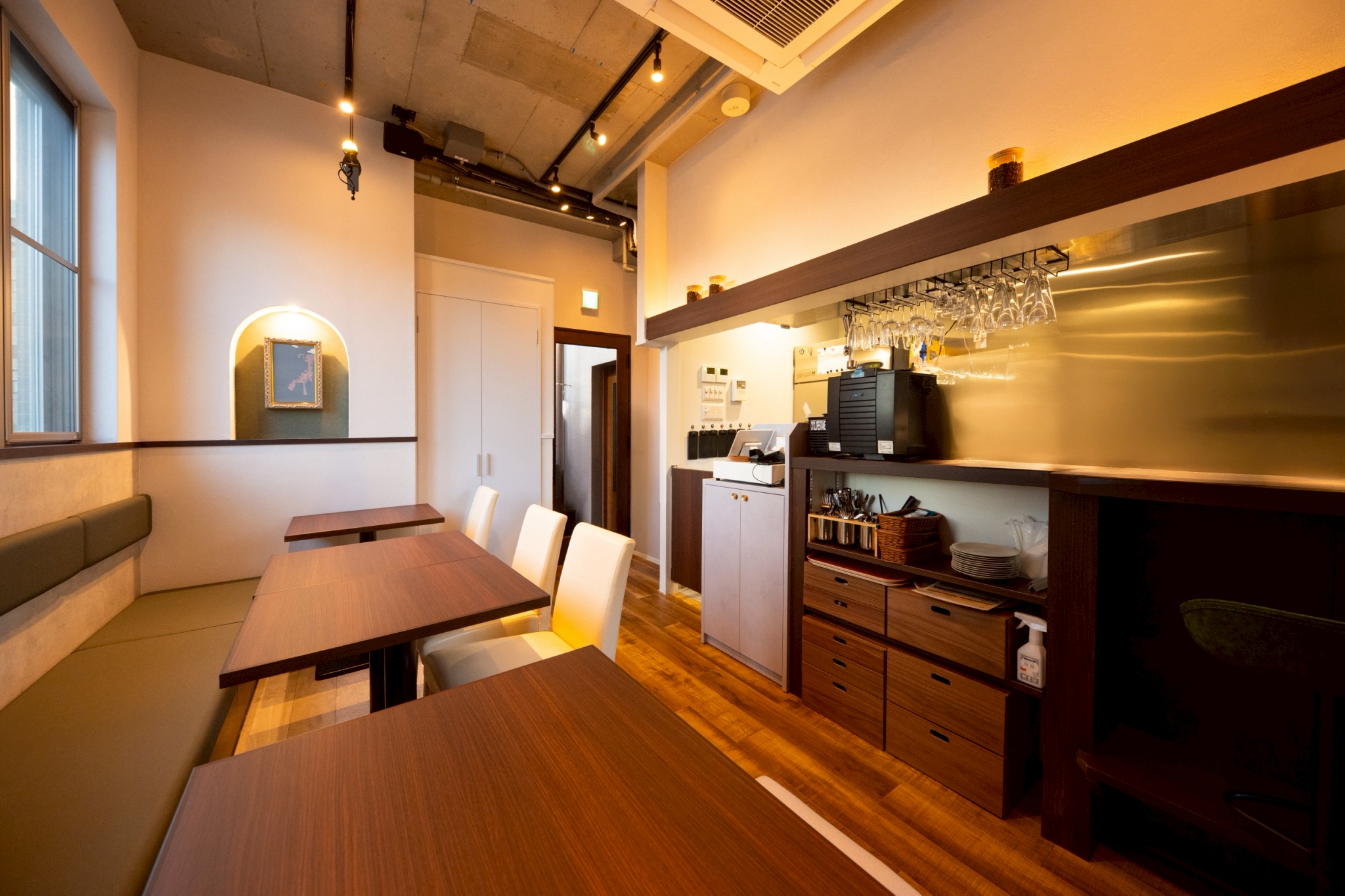 店内の落ち着いたテーブル席