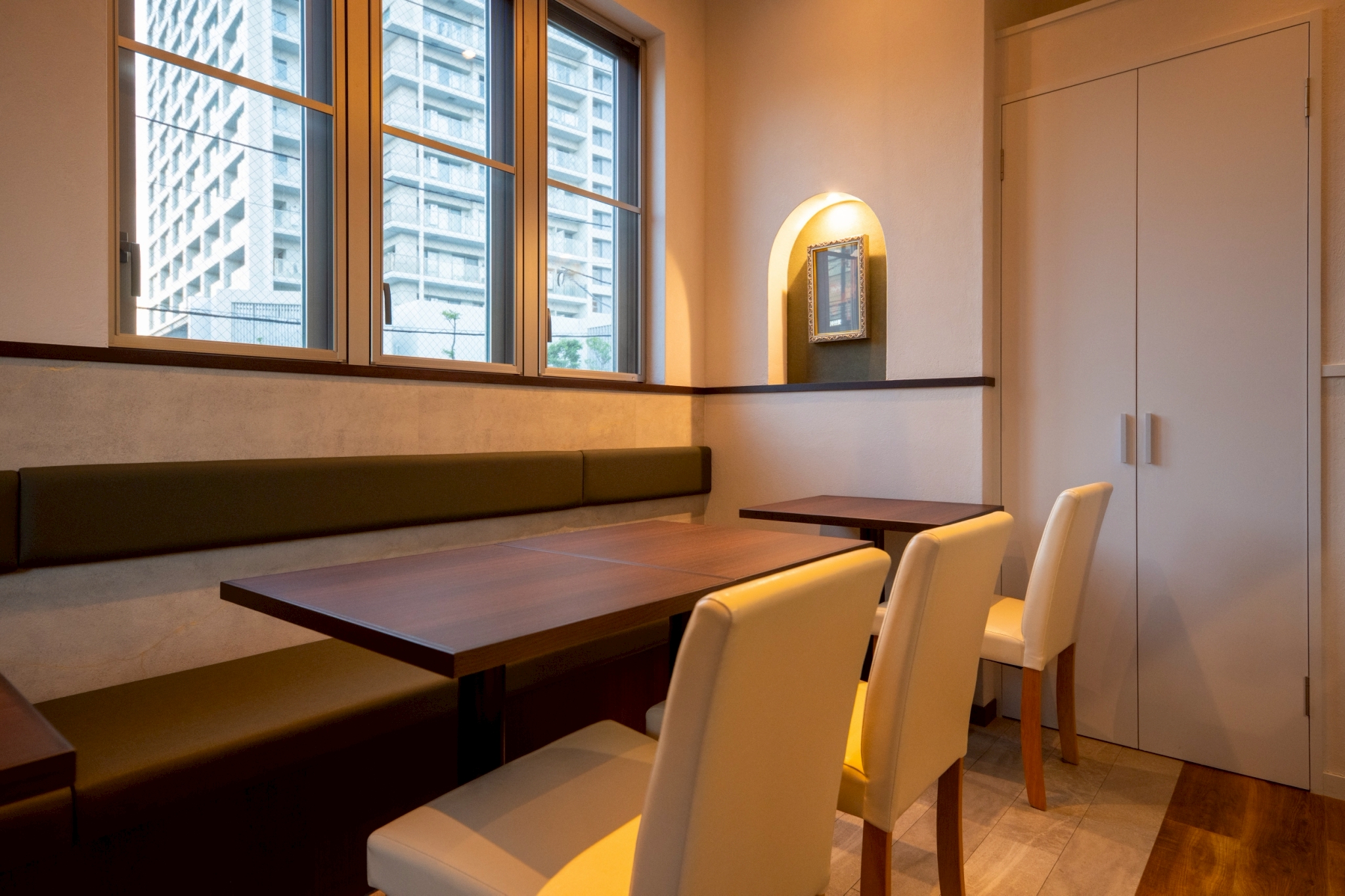 窓際のテーブル席と柔らかな照明